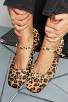 LIA | Elegante ballerina con stampa leopardata e cinturino per uno stile unico