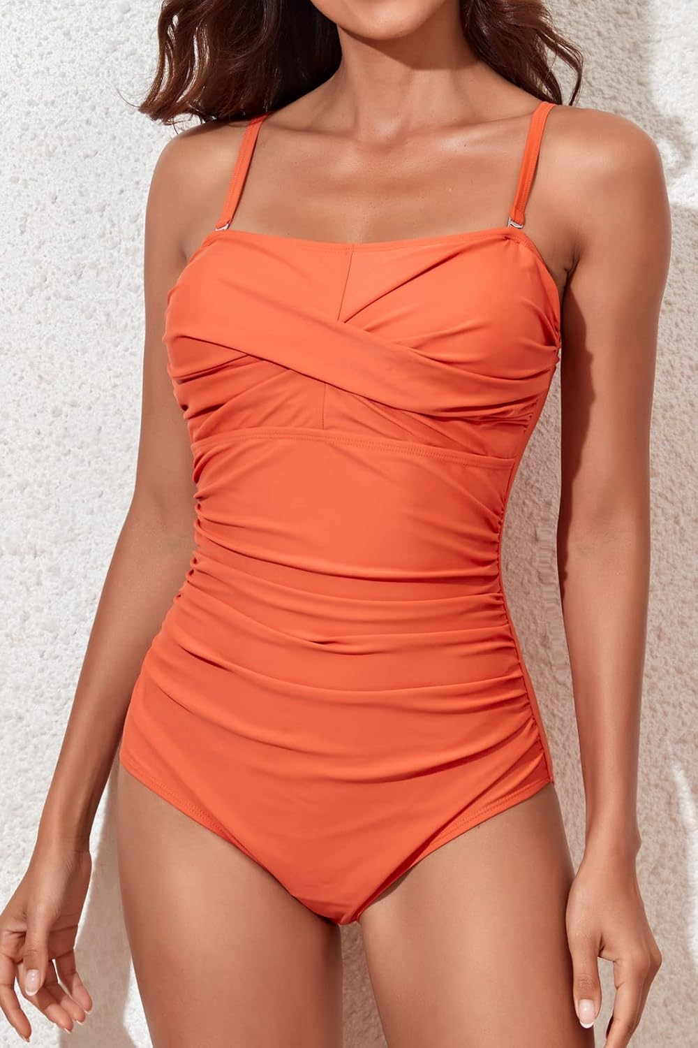Costume da bagno senza spalline con ruches e controllo della pancia