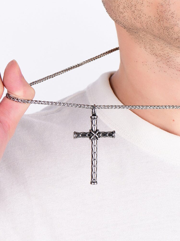 Collana vintage con pendente a forma di croce