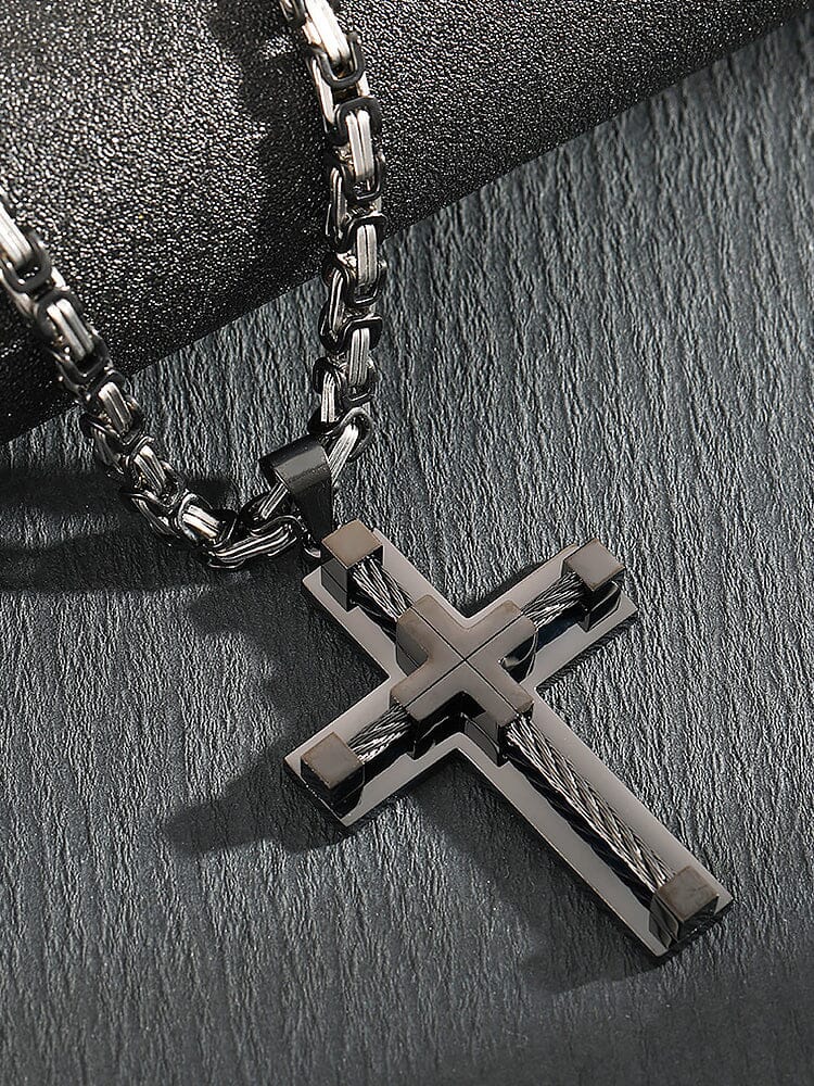 Collana con pendente a croce in stile gotico