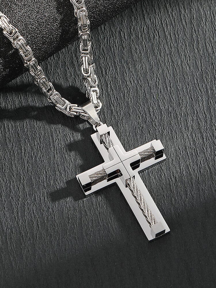 Collana con pendente a croce in stile gotico
