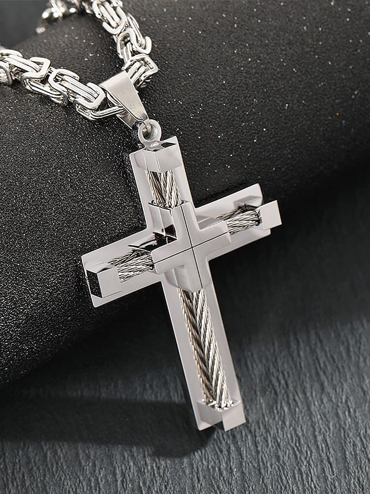 Collana con pendente a croce in stile gotico