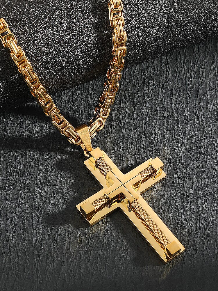Collana con pendente a croce in stile gotico